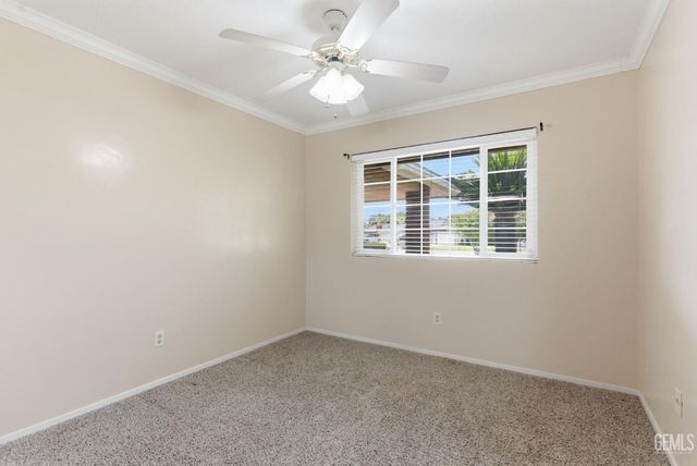 6013 Meadow Glen Way, Bakersfield, CA 93306