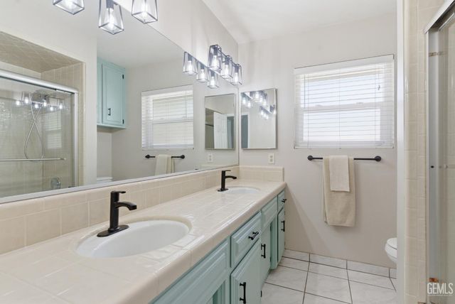 6013 Meadow Glen Way, Bakersfield, CA 93306