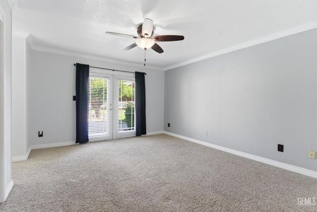 6013 Meadow Glen Way, Bakersfield, CA 93306