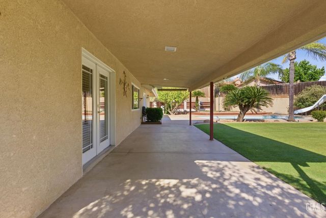 6013 Meadow Glen Way, Bakersfield, CA 93306