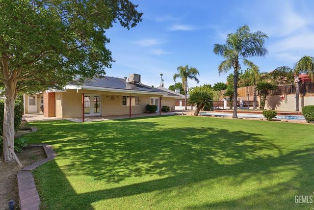6013 Meadow Glen Way, Bakersfield, CA 93306