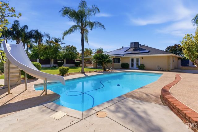6013 Meadow Glen Way, Bakersfield, CA 93306