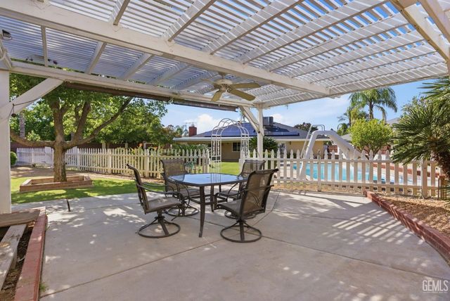 6013 Meadow Glen Way, Bakersfield, CA 93306