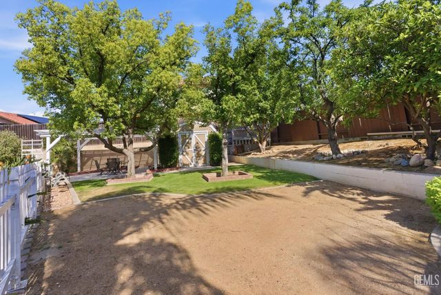 6013 Meadow Glen Way, Bakersfield, CA 93306