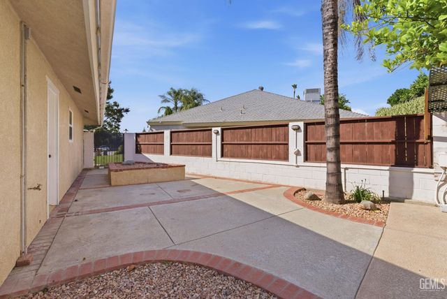 6013 Meadow Glen Way, Bakersfield, CA 93306