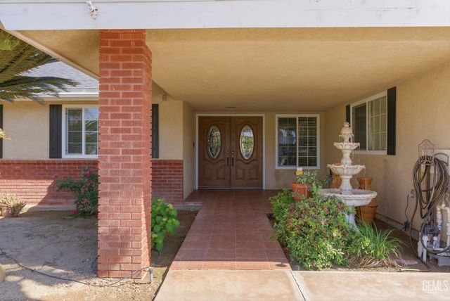 6013 Meadow Glen Way, Bakersfield, CA 93306