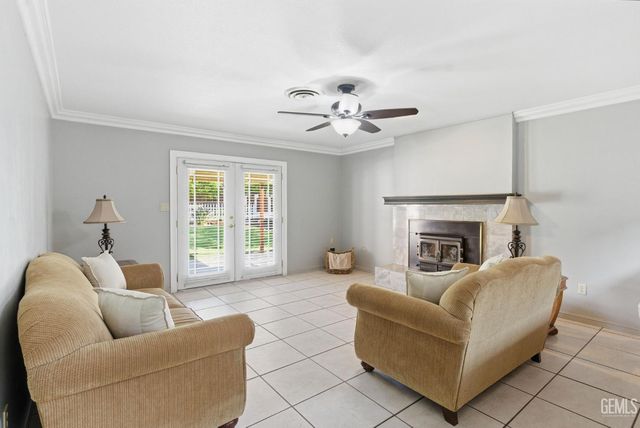6013 Meadow Glen Way, Bakersfield, CA 93306