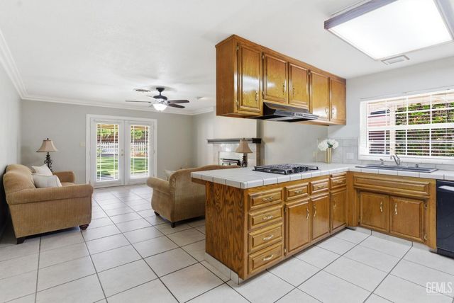 6013 Meadow Glen Way, Bakersfield, CA 93306
