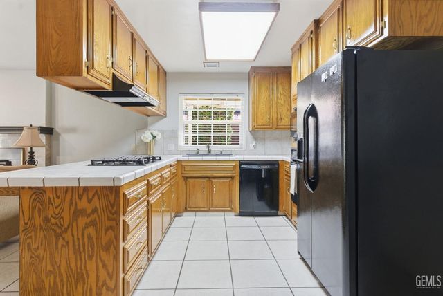 6013 Meadow Glen Way, Bakersfield, CA 93306