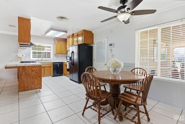 6013 Meadow Glen Way, Bakersfield, CA 93306