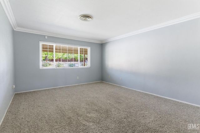 6013 Meadow Glen Way, Bakersfield, CA 93306