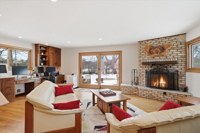 8965 N Navajo ROAD, Bayside, WI 53217