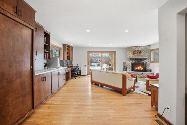 8965 N Navajo ROAD, Bayside, WI 53217