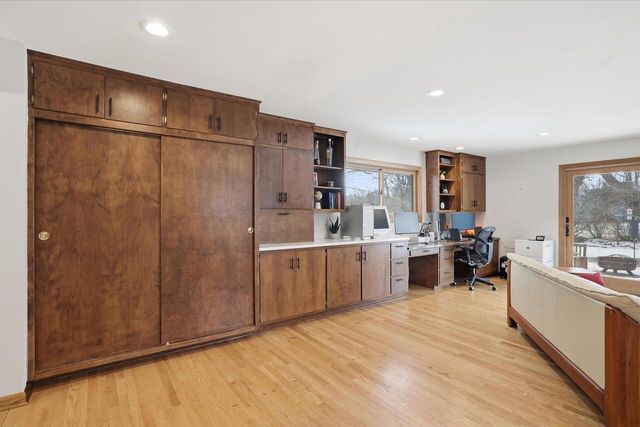 8965 N Navajo ROAD, Bayside, WI 53217