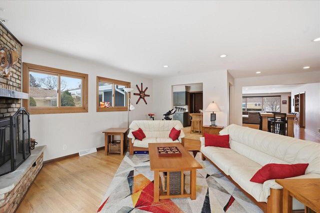 8965 N Navajo ROAD, Bayside, WI 53217