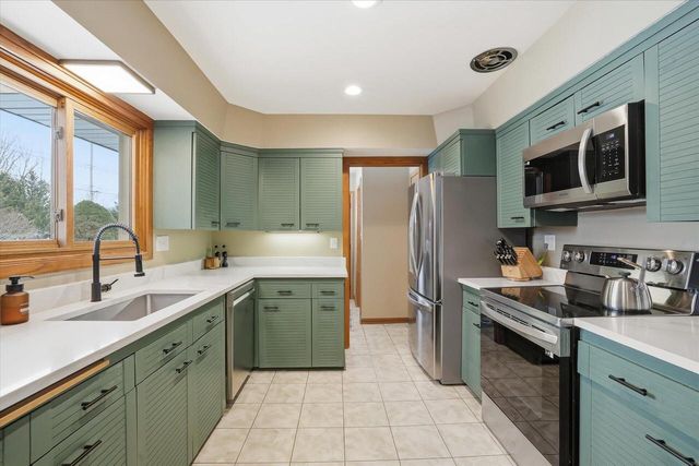 8965 N Navajo ROAD, Bayside, WI 53217