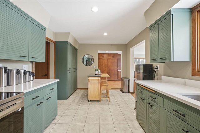 8965 N Navajo ROAD, Bayside, WI 53217