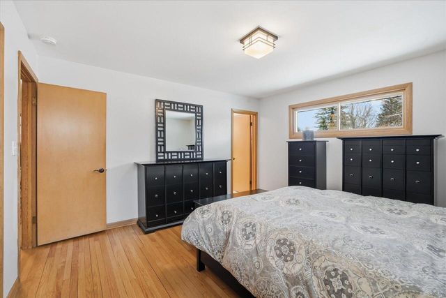 8965 N Navajo ROAD, Bayside, WI 53217