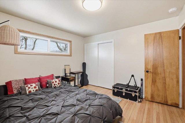 8965 N Navajo ROAD, Bayside, WI 53217