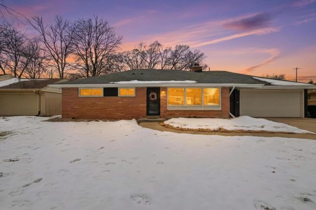 8965 N Navajo ROAD, Bayside, WI 53217