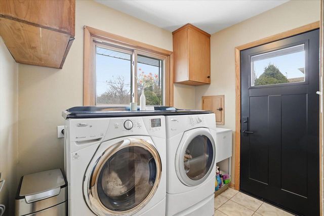 8965 N Navajo ROAD, Bayside, WI 53217