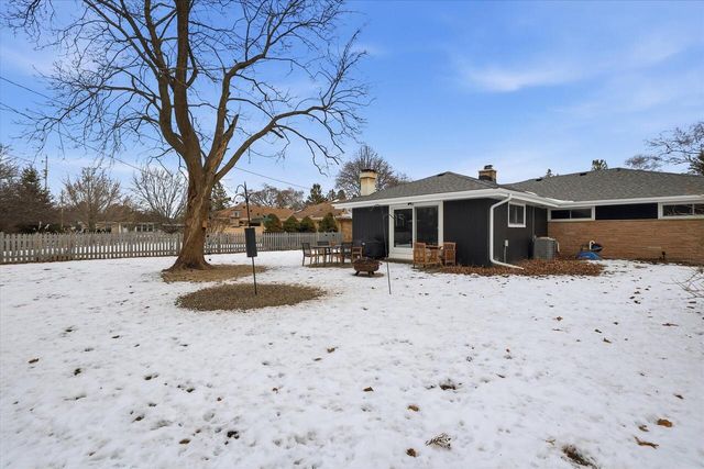 8965 N Navajo ROAD, Bayside, WI 53217