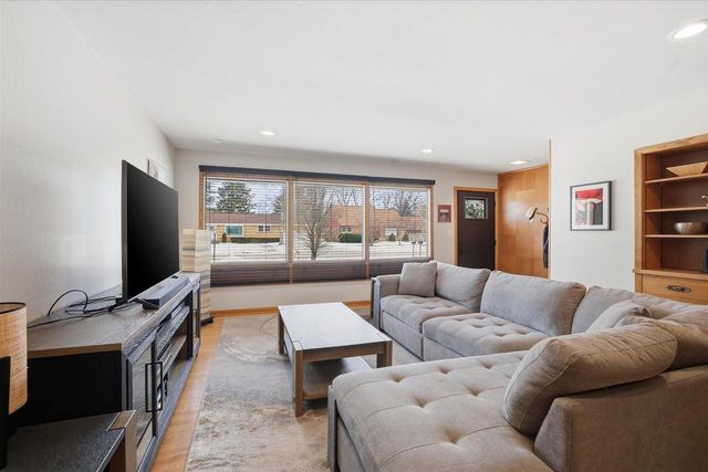 8965 N Navajo ROAD, Bayside, WI 53217