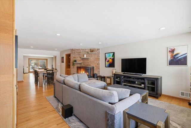 8965 N Navajo ROAD, Bayside, WI 53217