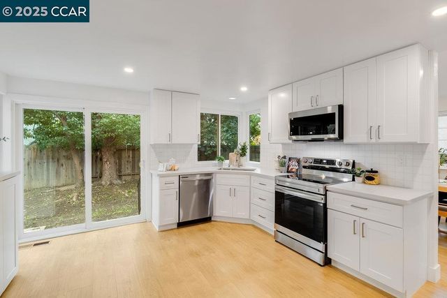 312 Summerfield Dr, Vacaville, CA 95687