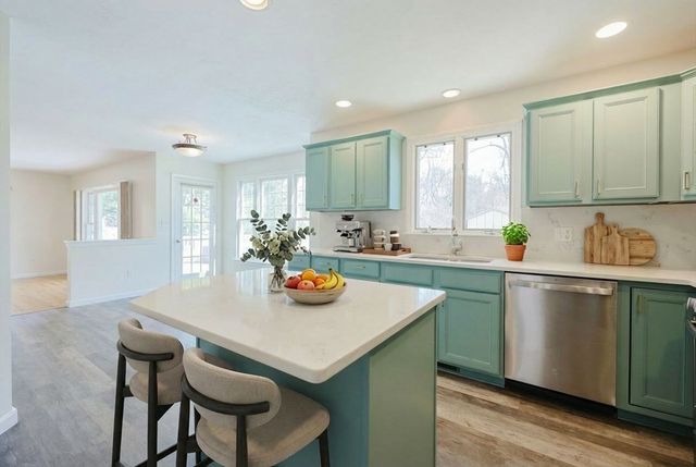 75 Sunflower Dr, Raynham, MA 02767