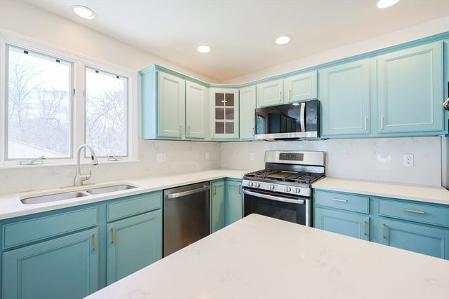 75 Sunflower Dr, Raynham, MA 02767