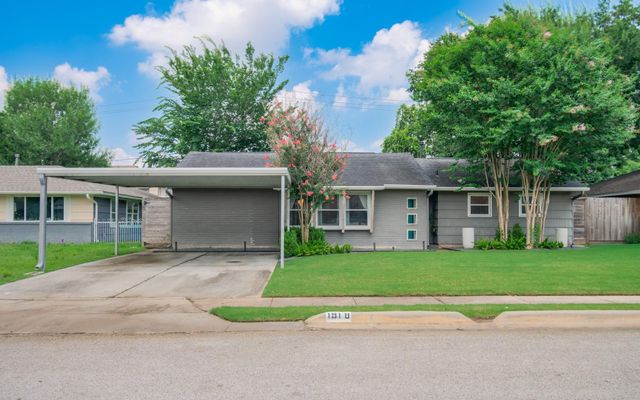 1918 Huge Oaks Street, Houston, TX 77055