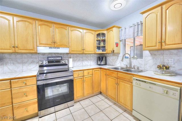 3709 El Conlon Avenue, Las Vegas, NV 89102