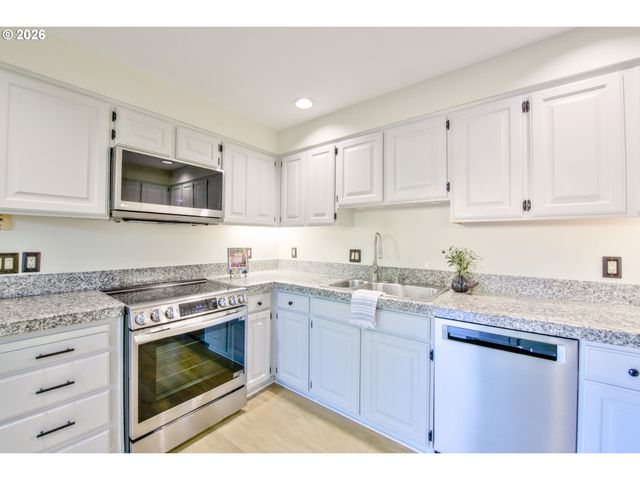 28615 Sw ASH MEADOWS Blvd 10, Wilsonville, OR 97070