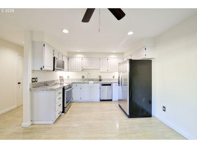 28615 Sw ASH MEADOWS Blvd 10, Wilsonville, OR 97070
