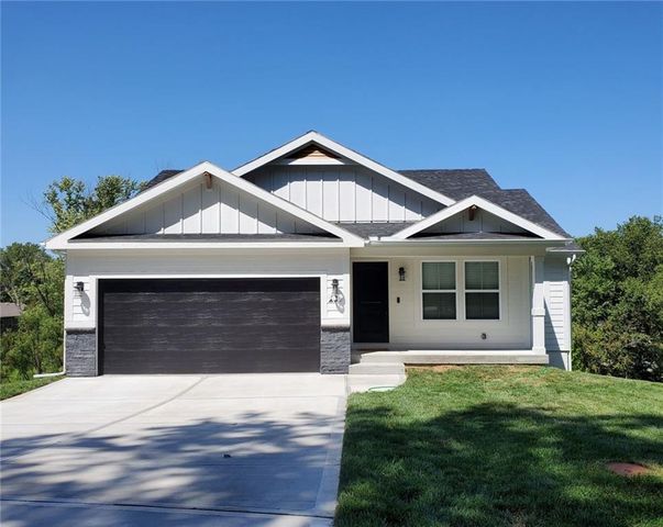 4 HIGHLAND Circle, Smithville, MO 64089