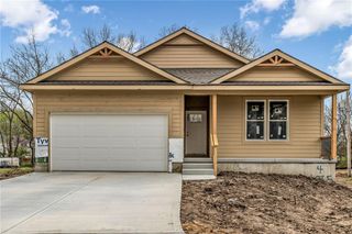4 HIGHLAND Circle, Smithville, MO 64089
