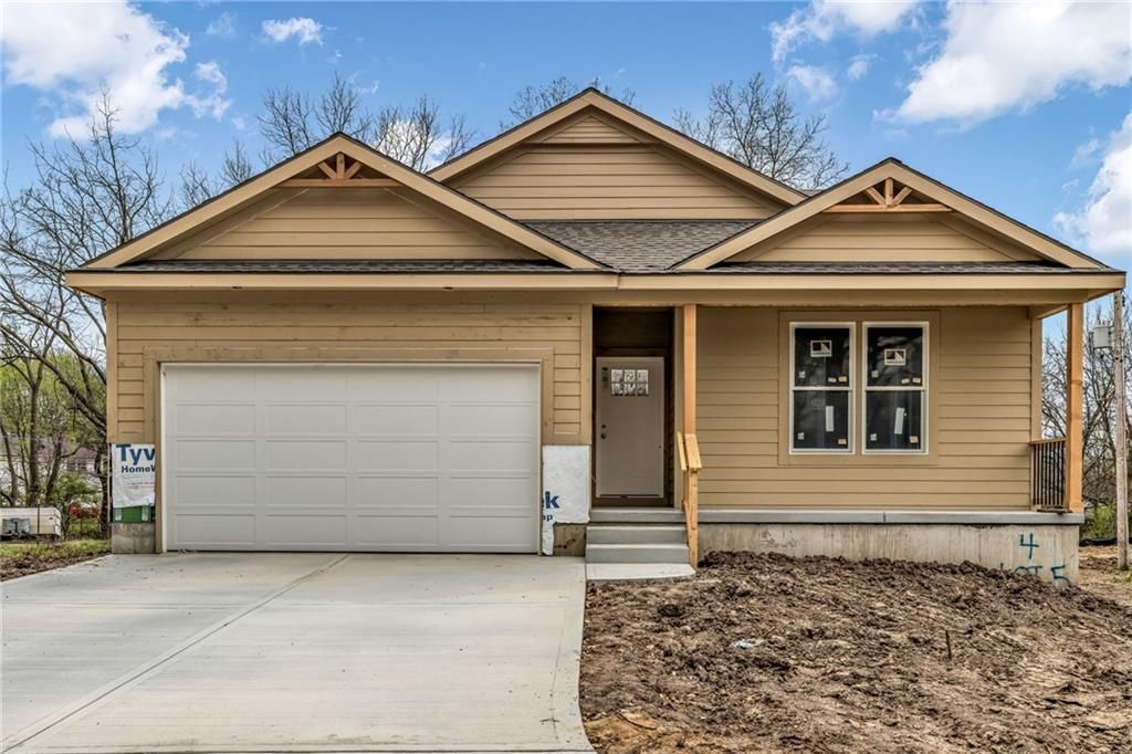 4 HIGHLAND Circle, Smithville, MO 64089
