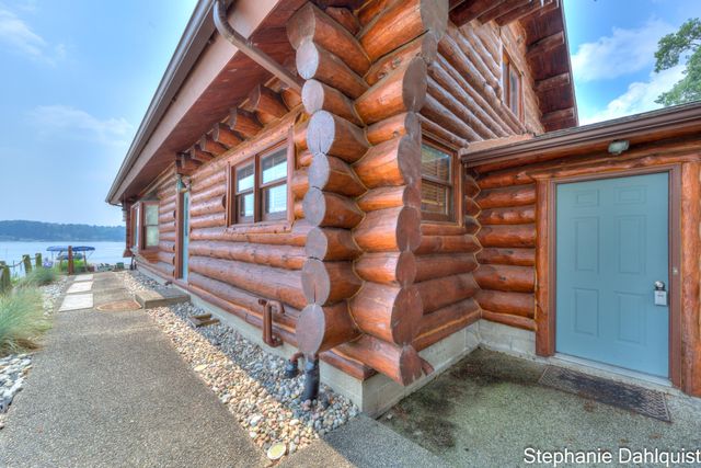 1601 Westwind Court, Laketon Twp, MI 49445