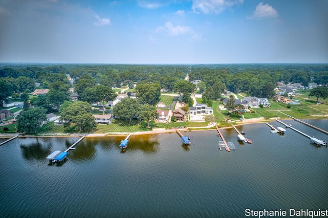 1601 Westwind Court, Laketon Twp, MI 49445