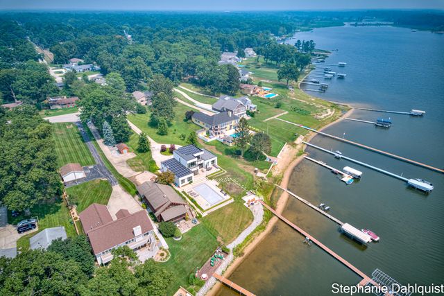 1601 Westwind Court, Laketon Twp, MI 49445