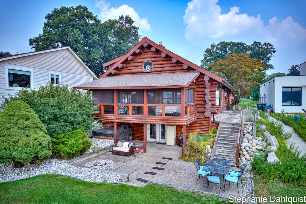 1601 Westwind Court, Laketon Twp, MI 49445