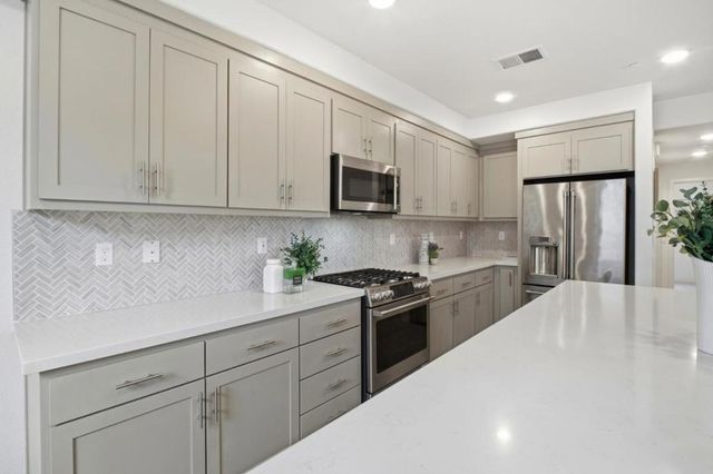 385 Line Street, Hayward, CA 94544