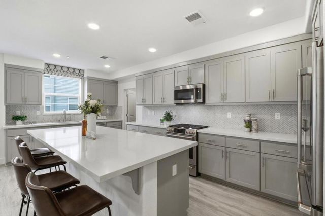 385 Line Street, Hayward, CA 94544