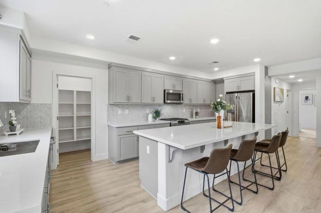 385 Line Street, Hayward, CA 94544