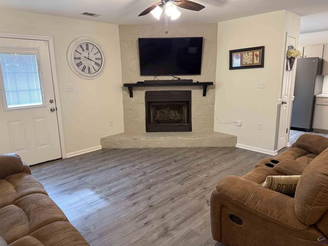 210 Oak Ridge Dr, Byron, GA 31008