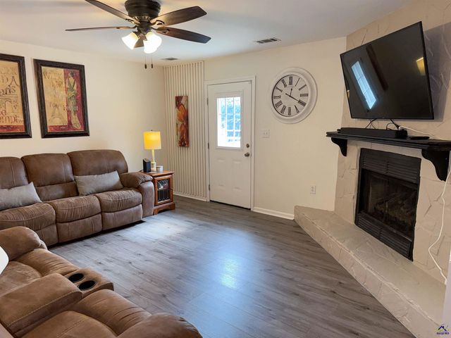 210 Oak Ridge Dr, Byron, GA 31008