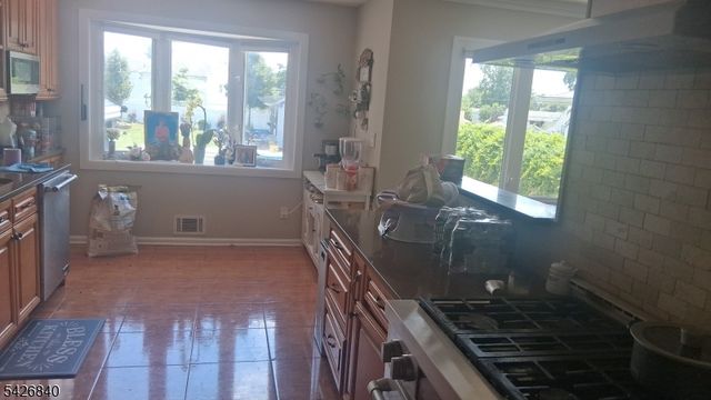 5 Sumutka Ct, Carteret Boro, NJ 07008