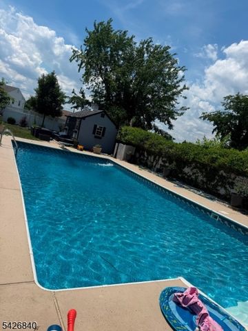 5 Sumutka Ct, Carteret Boro, NJ 07008