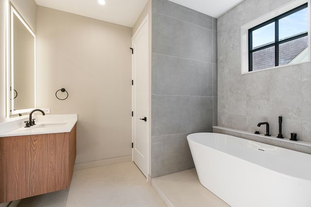 3446 N Oakley Avenue, Chicago, IL 60618